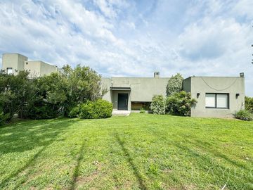 Venta Casa en Club de Campo La Ranita / Pilar PERMUTA