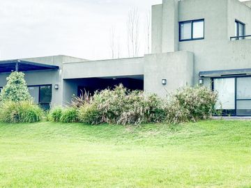 Venta Casa en Club de Campo La Ranita / Pilar PERMUTA