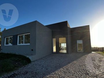 Casa en venta con renta - Barrio San Felipe, Canning