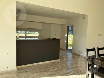 Casa en venta con renta - Barrio San Felipe, Canning