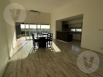 Casa en venta con renta - Barrio San Felipe, Canning
