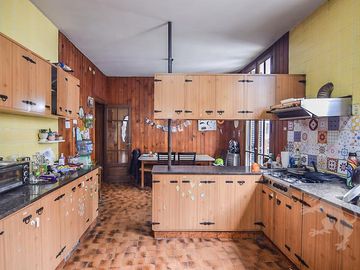 IMPONENTE CASONA con amplio JARDÍN - 4 DORMITORIOS - COCHERAS CUBIERTAS - COGHLAN