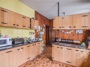 IMPONENTE CASONA con amplio JARDÍN - 4 DORMITORIOS - COCHERAS CUBIERTAS - COGHLAN