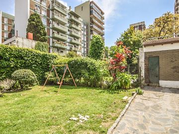 IMPONENTE CASONA con amplio JARDÍN - 4 DORMITORIOS - COCHERAS CUBIERTAS - COGHLAN