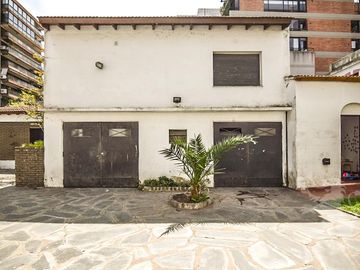 IMPONENTE CASONA con amplio JARDÍN - 4 DORMITORIOS - COCHERAS CUBIERTAS - COGHLAN