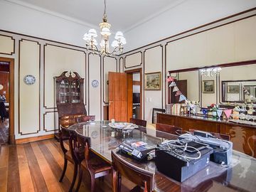 IMPONENTE CASONA con amplio JARDÍN - 4 DORMITORIOS - COCHERAS CUBIERTAS - COGHLAN