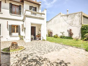 IMPONENTE CASONA con amplio JARDÍN - 4 DORMITORIOS - COCHERAS CUBIERTAS - COGHLAN