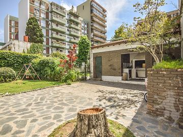 IMPONENTE CASONA con amplio JARDÍN - 4 DORMITORIOS - COCHERAS CUBIERTAS - COGHLAN