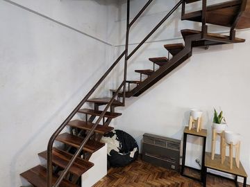SOLIDO DUPLEX DE 4 AMBIENTES EN VENTA CON PATIO Y TERRAZA EN OLIVOS
