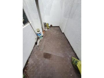 SOLIDO DUPLEX DE 4 AMBIENTES EN VENTA CON PATIO Y TERRAZA EN OLIVOS