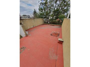 SOLIDO DUPLEX DE 4 AMBIENTES EN VENTA CON PATIO Y TERRAZA EN OLIVOS