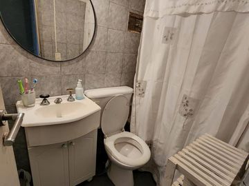 SOLIDO DUPLEX DE 4 AMBIENTES EN VENTA CON PATIO Y TERRAZA EN OLIVOS