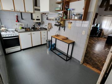 SOLIDO DUPLEX DE 4 AMBIENTES EN VENTA CON PATIO Y TERRAZA EN OLIVOS