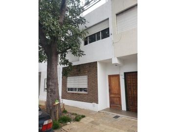 SOLIDO DUPLEX DE 4 AMBIENTES EN VENTA CON PATIO Y TERRAZA EN OLIVOS