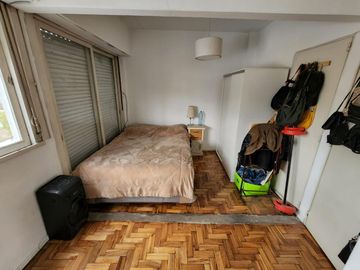 SOLIDO DUPLEX DE 4 AMBIENTES EN VENTA CON PATIO Y TERRAZA EN OLIVOS