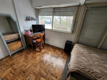 SOLIDO DUPLEX DE 4 AMBIENTES EN VENTA CON PATIO Y TERRAZA EN OLIVOS