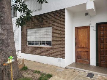 SOLIDO DUPLEX DE 4 AMBIENTES EN VENTA CON PATIO Y TERRAZA EN OLIVOS