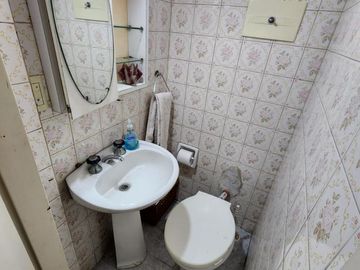 SOLIDO DUPLEX DE 4 AMBIENTES EN VENTA CON PATIO Y TERRAZA EN OLIVOS