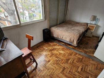 SOLIDO DUPLEX DE 4 AMBIENTES EN VENTA CON PATIO Y TERRAZA EN OLIVOS