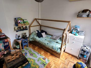 SOLIDO DUPLEX DE 4 AMBIENTES EN VENTA CON PATIO Y TERRAZA EN OLIVOS