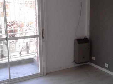 PH 3/4 ambientes a nuevo, excelente ubicación. Patio, balcón. Impecable! - Olivos