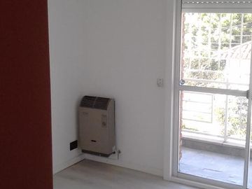 PH 3/4 ambientes a nuevo, excelente ubicación. Patio, balcón. Impecable! - Olivos