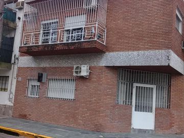 PH 3/4 ambientes a nuevo, excelente ubicación. Patio, balcón. Impecable! - Olivos