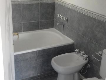 PH 3/4 ambientes a nuevo, excelente ubicación. Patio, balcón. Impecable! - Olivos