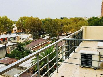EXCELENTE 3 AMBIENTES EN DUPLEX COMO A ESTRENAR CON 2 BALCONES Y COCHERA CUBIERTA