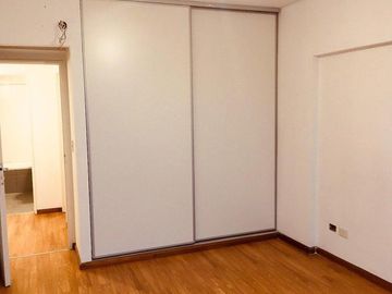 EXCELENTE 3 AMBIENTES EN DUPLEX COMO A ESTRENAR CON 2 BALCONES Y COCHERA CUBIERTA