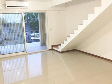 EXCELENTE 3 AMBIENTES EN DUPLEX COMO A ESTRENAR CON 2 BALCONES Y COCHERA CUBIERTA