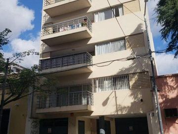 EXCELENTE 3 AMBIENTES EN DUPLEX COMO A ESTRENAR CON 2 BALCONES Y COCHERA CUBIERTA