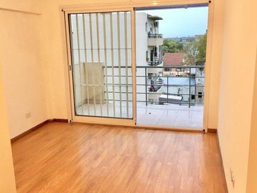 EXCELENTE 3 AMBIENTES EN DUPLEX COMO A ESTRENAR CON 2 BALCONES Y COCHERA CUBIERTA