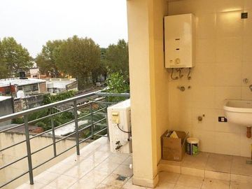 EXCELENTE 3 AMBIENTES EN DUPLEX COMO A ESTRENAR CON 2 BALCONES Y COCHERA CUBIERTA