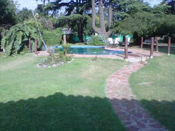 Hermosa quinta en calle principal La Reja