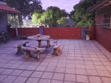 Casa en venta - 2 Dormitorios 1 Baño - Local - 500Mts2 - Lanús