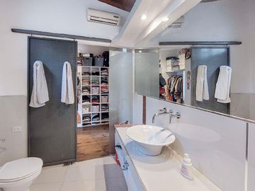 Importante casa totalmente reciclada a nuevo en Barrio Privado Campos de Alvarez