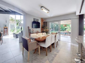 Importante casa totalmente reciclada a nuevo en Barrio Privado Campos de Alvarez