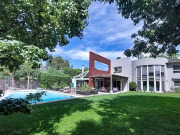 Importante casa totalmente reciclada a nuevo en Barrio Privado Campos de Alvarez