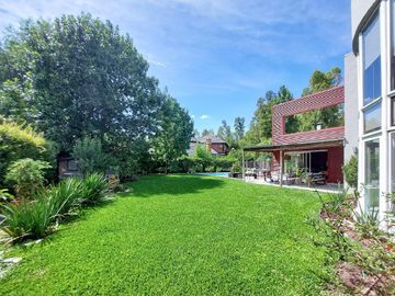 Importante casa totalmente reciclada a nuevo en Barrio Privado Campos de Alvarez