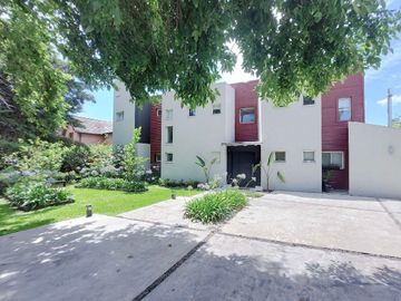 Importante casa totalmente reciclada a nuevo en Barrio Privado Campos de Alvarez
