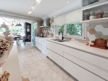 Importante casa totalmente reciclada a nuevo en Barrio Privado Campos de Alvarez