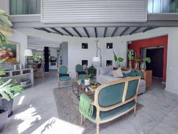 Importante casa totalmente reciclada a nuevo en Barrio Privado Campos de Alvarez