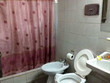 Excelente propiedad en zona comercial a metros del Bajo a Nivel