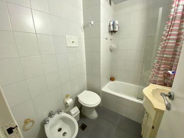 VENTA-DEPARTAMENTO DE 2 DORMITORIOS-BUENOS AIRES Y 9 DE JULIO-AMPLIO