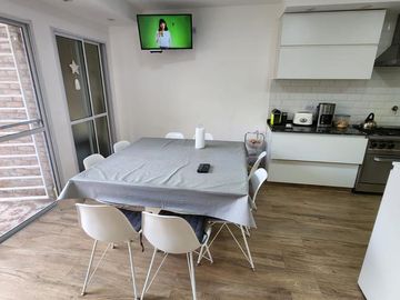 AMPLIA CASA TIPO CHALET DE 6 AMBIENTES CON COCHERA, JARDIN Y TERRAZA EN VENTA. OLIVOS GOLF