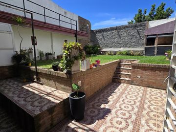 AMPLIA CASA TIPO CHALET DE 6 AMBIENTES CON COCHERA, JARDIN Y TERRAZA EN VENTA. OLIVOS GOLF
