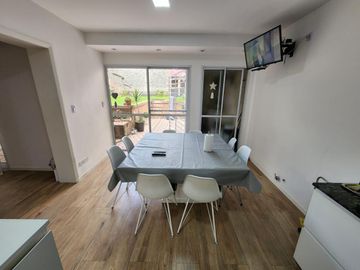 AMPLIA CASA TIPO CHALET DE 6 AMBIENTES CON COCHERA, JARDIN Y TERRAZA EN VENTA. OLIVOS GOLF