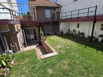 AMPLIA CASA TIPO CHALET DE 6 AMBIENTES CON COCHERA, JARDIN Y TERRAZA EN VENTA. OLIVOS GOLF