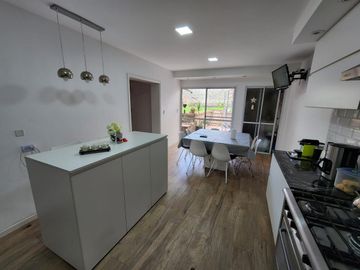 AMPLIA CASA TIPO CHALET DE 6 AMBIENTES CON COCHERA, JARDIN Y TERRAZA EN VENTA. OLIVOS GOLF